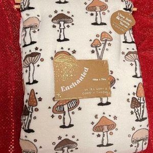 NWT BEAUTIFUL ENCHANTED MUSHROOMS OVERSIZED 60" X 70" THROW THICK PLUSH BLANKET